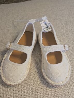 Old Navy White Floral Embroidered Mary Jane Girls' Dress Shoes